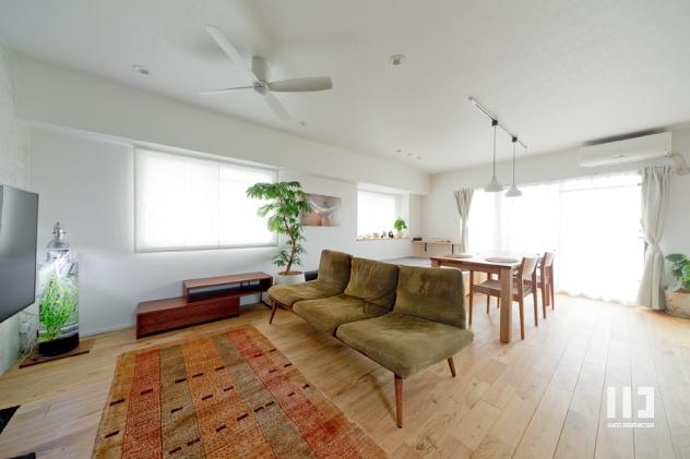 「生き物を愛するアースカラーのおうち」のリビングダイニング