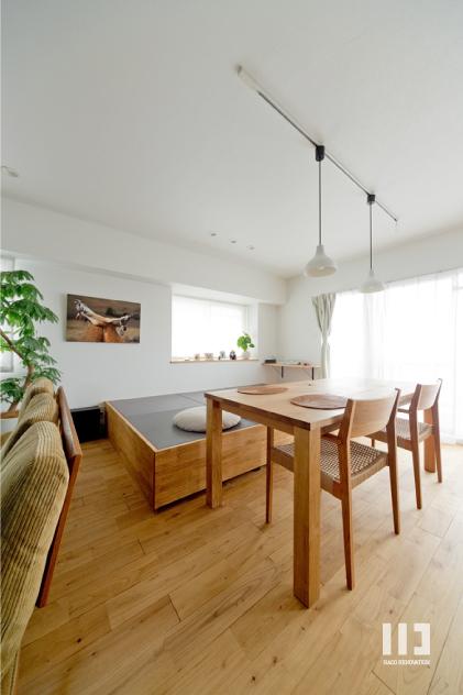 「生き物を愛するアースカラーのおうち」のリビングダイニング