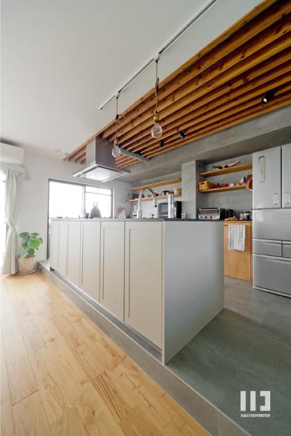 「生き物を愛するアースカラーのおうち」のキッチン