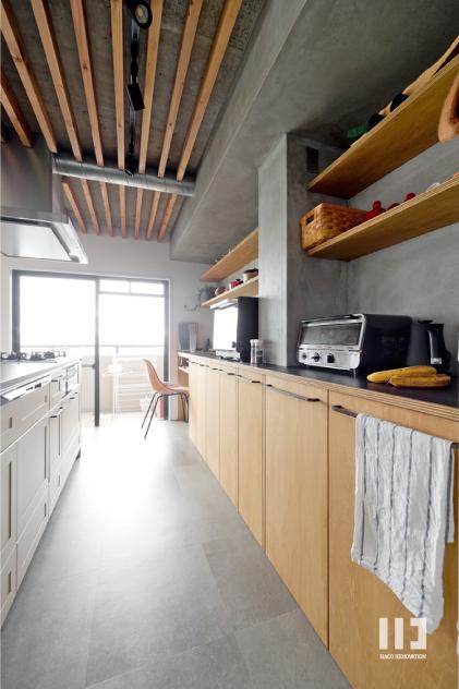 「生き物を愛するアースカラーのおうち」のキッチン