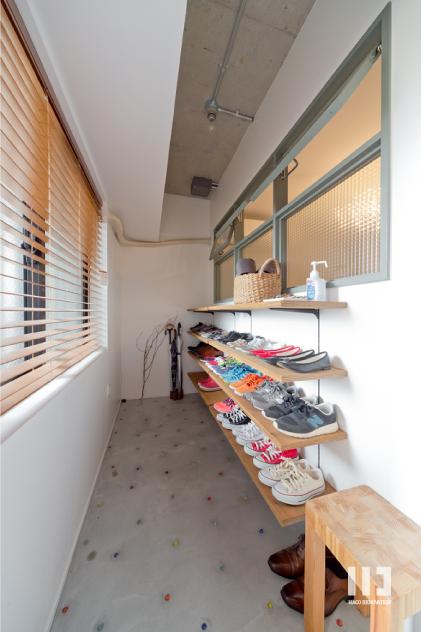 「表情の違う木目を楽しんで」の玄関・土間