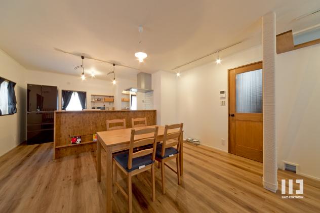 「リノベーションで都会中の静寂を」のリビングダイニング