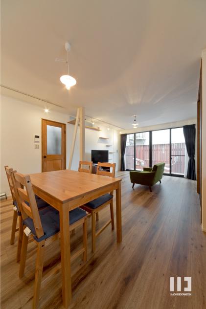 「リノベーションで都会中の静寂を」のリビングダイニング