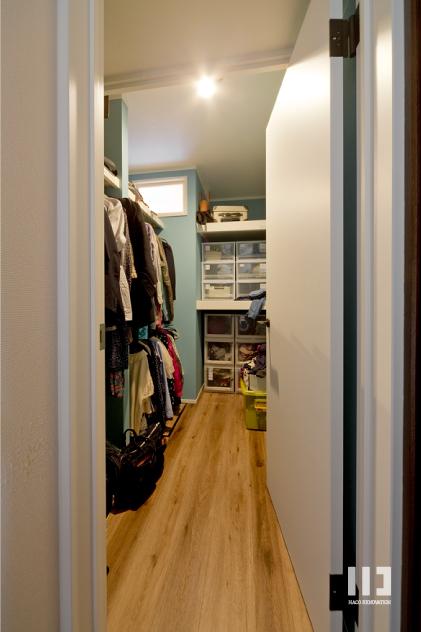 「リノベーションで都会中の静寂を」の収納・クローゼット