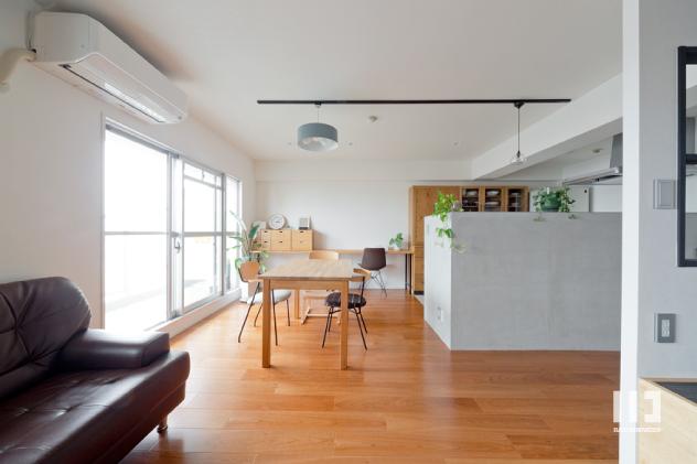 「光と家族をゆるく繋ぐ」のリビングダイニング