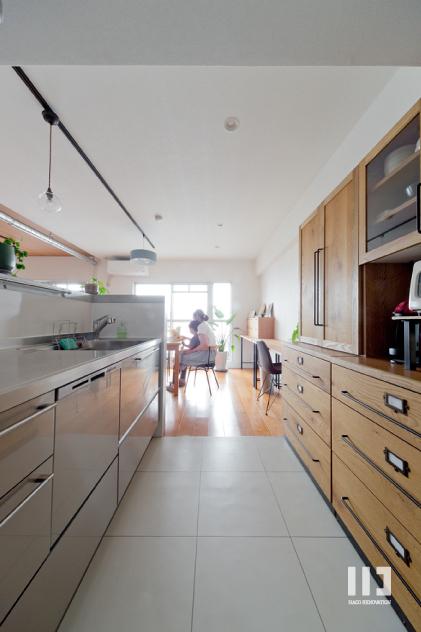 「光と家族をゆるく繋ぐ」のキッチン