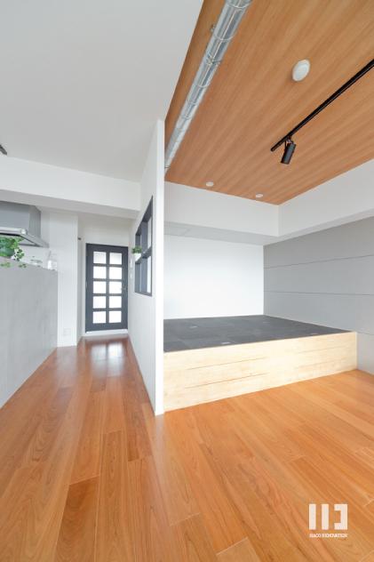 「光と家族をゆるく繋ぐ」のリビングダイニング