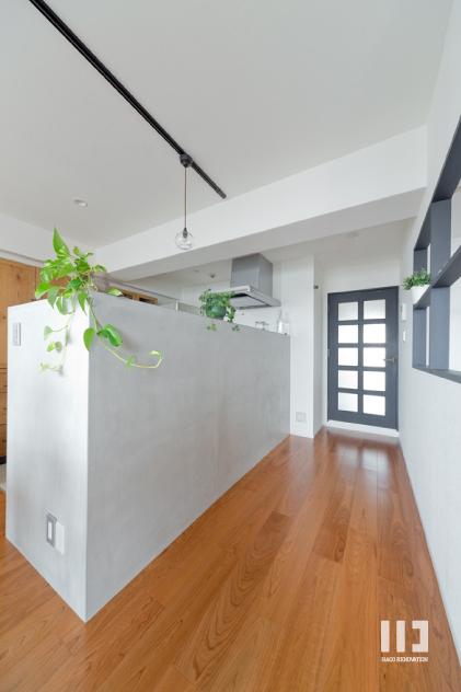 「光と家族をゆるく繋ぐ」のリビングダイニング