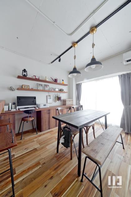 「サーモウッドが溶け込む、味わいを楽しむ暮らし」のリビングダイニング