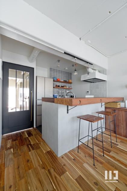 「サーモウッドが溶け込む、味わいを楽しむ暮らし」のキッチン