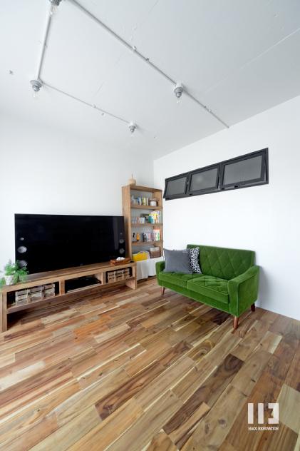 「サーモウッドが溶け込む、味わいを楽しむ暮らし」のリビングダイニング