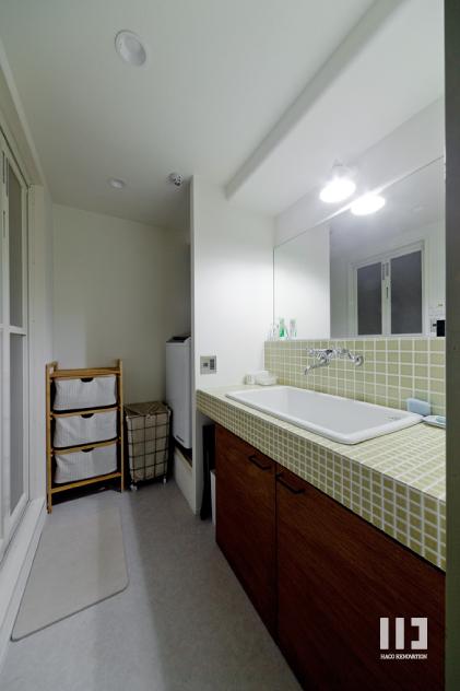 「サーモウッドが溶け込む、味わいを楽しむ暮らし」のお風呂・洗面所・トイレ