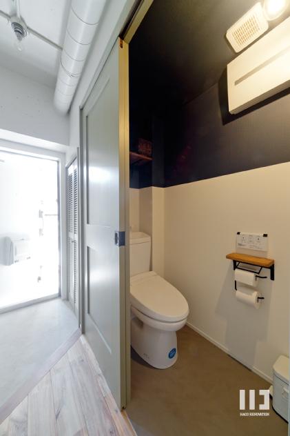 「サーモウッドが溶け込む、味わいを楽しむ暮らし」のお風呂・洗面所・トイレ