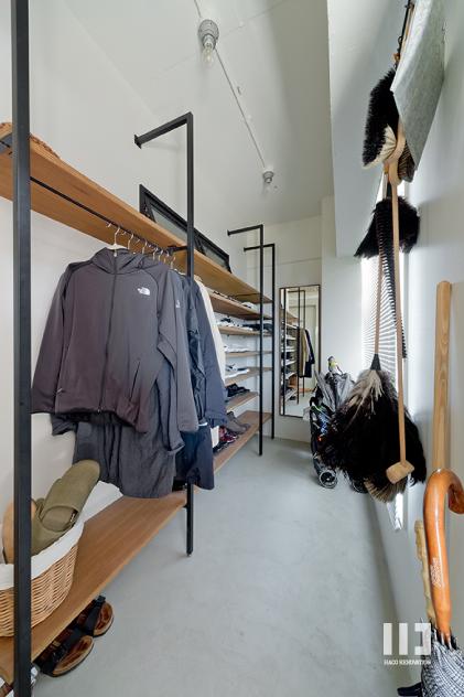 「サーモウッドが溶け込む、味わいを楽しむ暮らし」の玄関・土間