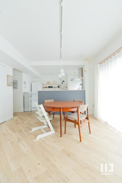 「やさしい色が心地良いスカンジナビアスタイル」のリビングダイニング