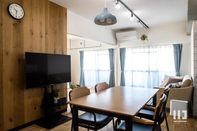 「ダークカラーとハードな素材×ナチュラルオーク」のリビングダイニング