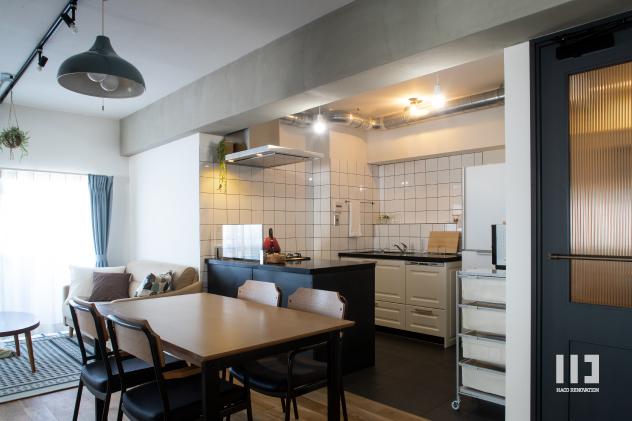 「ダークカラーとハードな素材×ナチュラルオーク」のリビングダイニング