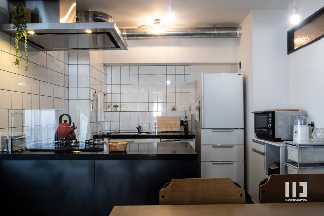 「ダークカラーとハードな素材×ナチュラルオーク」のキッチン