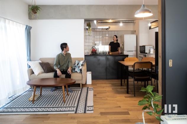 「ダークカラーとハードな素材×ナチュラルオーク」のリビングダイニング