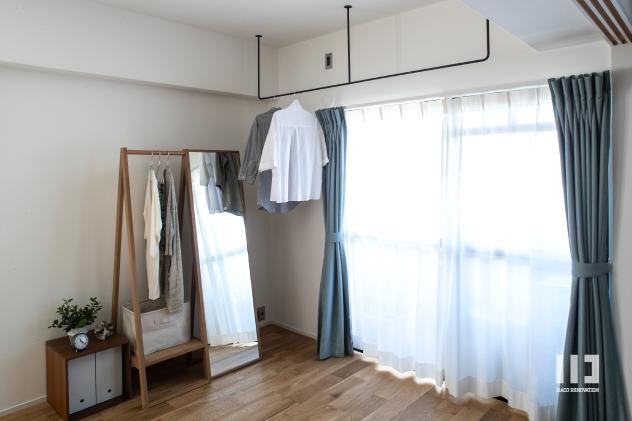 「ダークカラーとハードな素材×ナチュラルオーク」のリビングダイニング