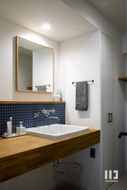 「ダークカラーとハードな素材×ナチュラルオーク」のお風呂・洗面所・トイレ