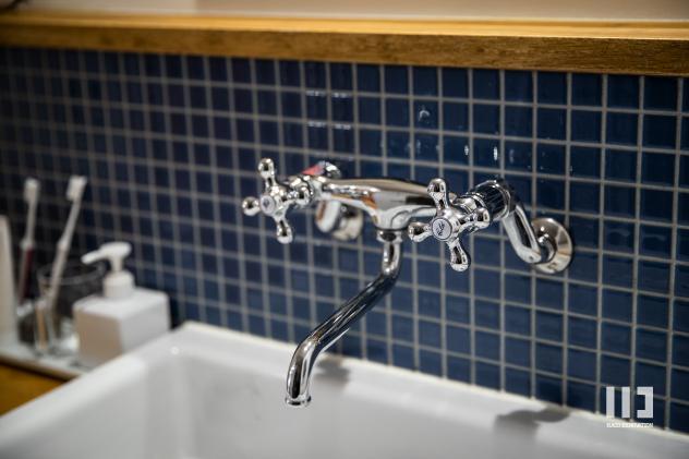 「ダークカラーとハードな素材×ナチュラルオーク」のお風呂・洗面所・トイレ