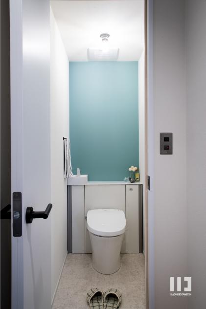 「ダークカラーとハードな素材×ナチュラルオーク」のお風呂・洗面所・トイレ