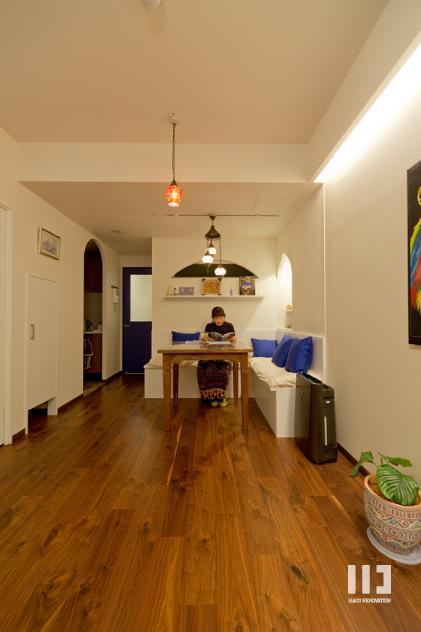 「世界を旅する家」のリビングダイニング