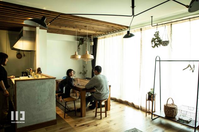 「トラックファニチャーが似合う家」のリビングダイニング