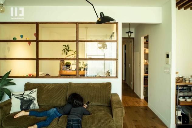 「トラックファニチャーが似合う家」のリビングダイニング