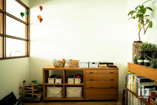 「トラックファニチャーが似合う家」のリビングダイニング