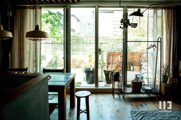 「トラックファニチャーが似合う家」のリビングダイニング