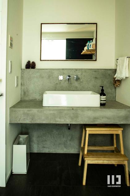 「トラックファニチャーが似合う家」のお風呂・洗面所・トイレ