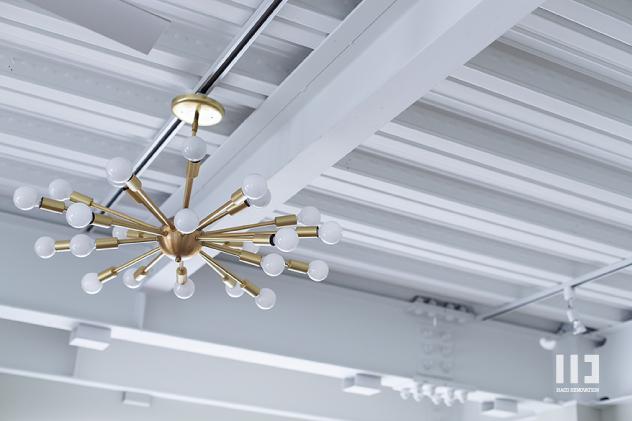 「西海岸仕立ての鉄骨戸建てリノベ」のリビングダイニング