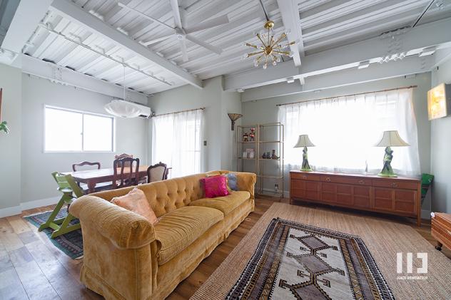 「西海岸仕立ての鉄骨戸建てリノベ」のリビングダイニング