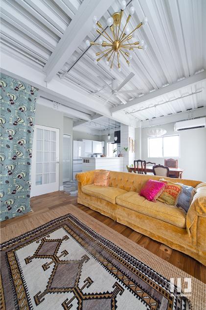 「西海岸仕立ての鉄骨戸建てリノベ」のリビングダイニング