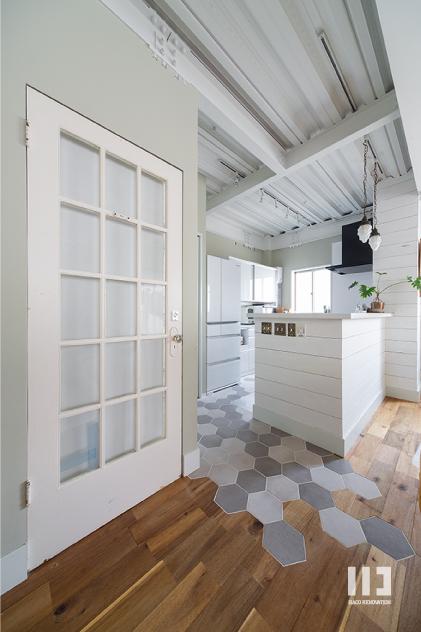 「西海岸仕立ての鉄骨戸建てリノベ」のキッチン