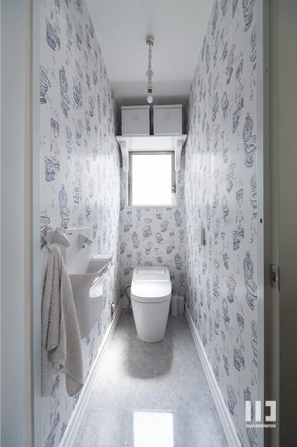 「西海岸仕立ての鉄骨戸建てリノベ」のお風呂・洗面所・トイレ