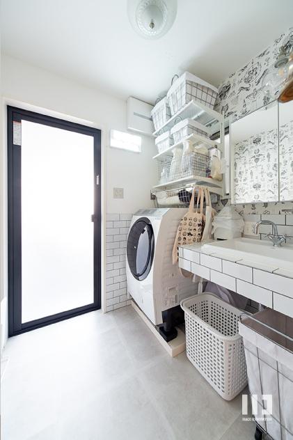 「西海岸仕立ての鉄骨戸建てリノベ」のお風呂・洗面所・トイレ