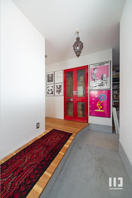 「西海岸仕立ての鉄骨戸建てリノベ」の玄関・土間