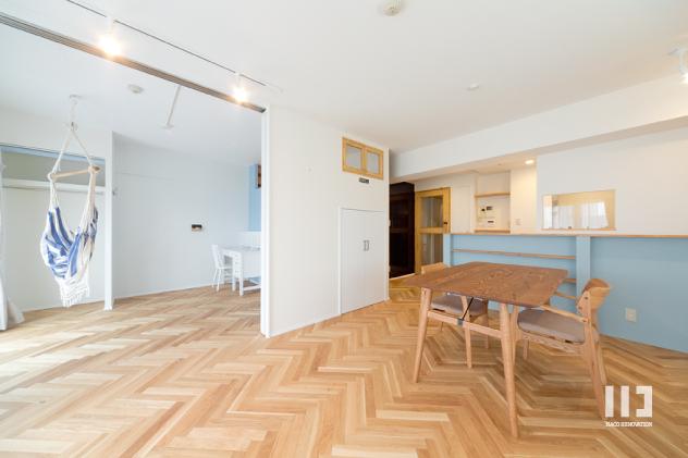 「まるでおとぎの国に迷い込んだような空間」のリビングダイニング