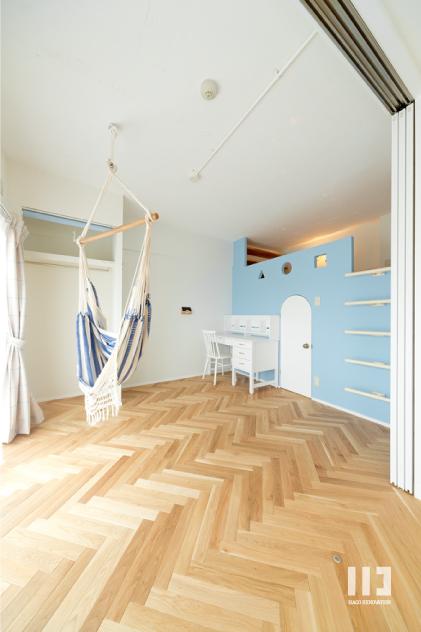 「まるでおとぎの国に迷い込んだような空間」のリビングダイニング