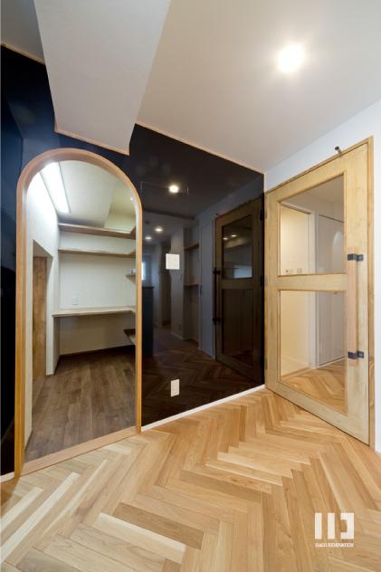 「まるでおとぎの国に迷い込んだような空間」の書斎