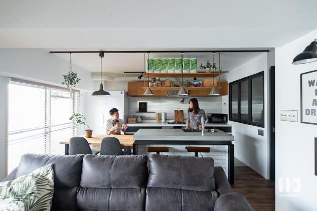 「骨太キッチンが主役の家」のリビングダイニング