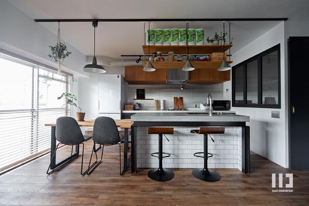 「骨太キッチンが主役の家」のリビングダイニング