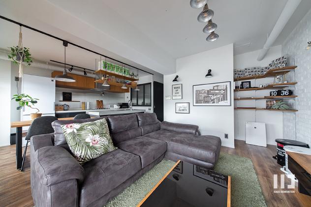 「骨太キッチンが主役の家」のリビングダイニング