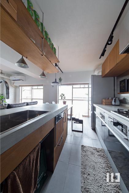 「骨太キッチンが主役の家」のキッチン