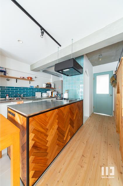 「こだわりのヘリンボーンと色で創る家族の空間」のキッチン