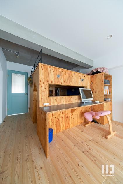 「こだわりのヘリンボーンと色で創る家族の空間」のリビングダイニング