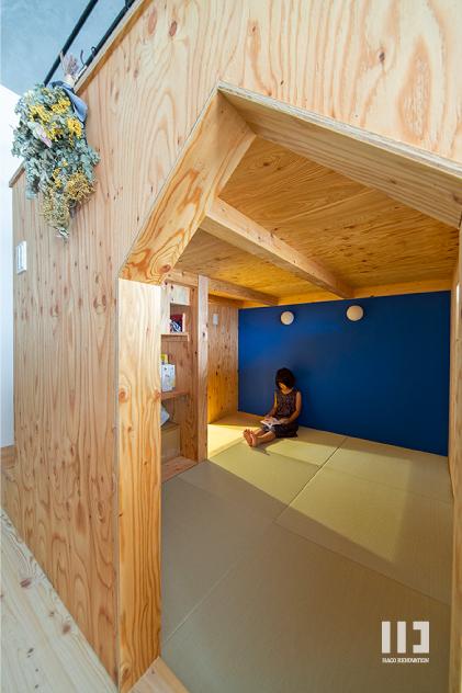 「こだわりのヘリンボーンと色で創る家族の空間」の子供部屋